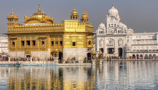 Der Goldene Tempel von Amritsar im Bundesstaat Punjab im Norden Indiens heißt eigentlich Hari Mandir, was richtig übersetzt „Gottestempel” bedeutet. Er ist auch unter der Bezeichnung Darbar Sahib, „Hof des Herrn” bekannt. Das strahlende Bauwerk ist die heiligste Stätte der Sikhs.